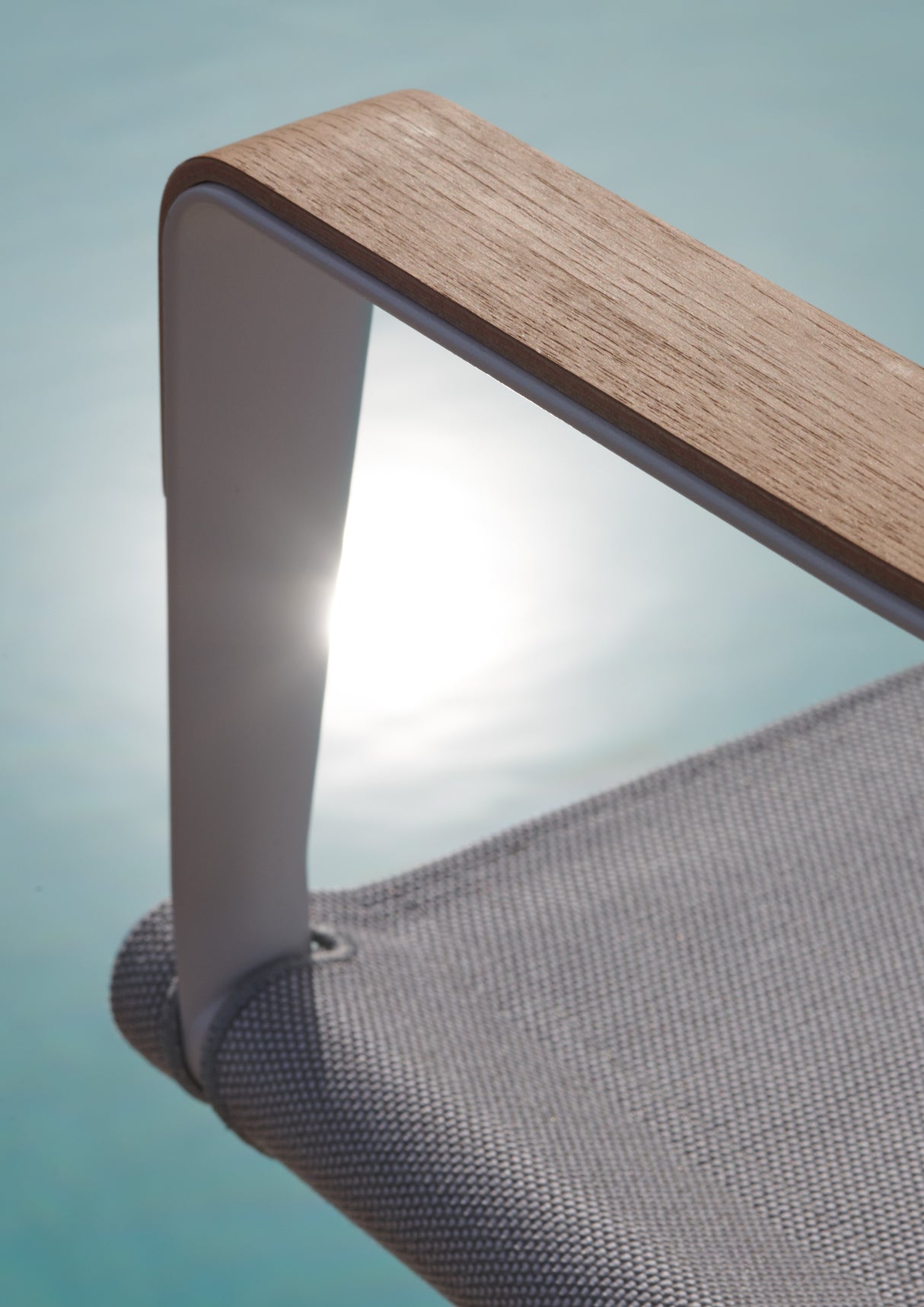 DEDON SEAX Armlehnenstuhl mit Holzdekor