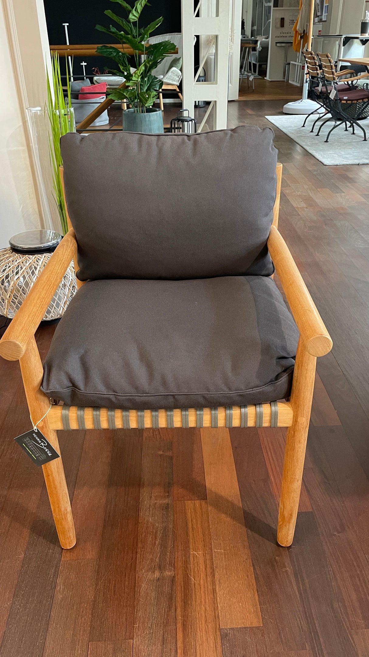 DEDON TIBBO Tischgruppe - TIBBO Tisch mit passenden TIBBO Armlehnenstühlen und Sitzbank