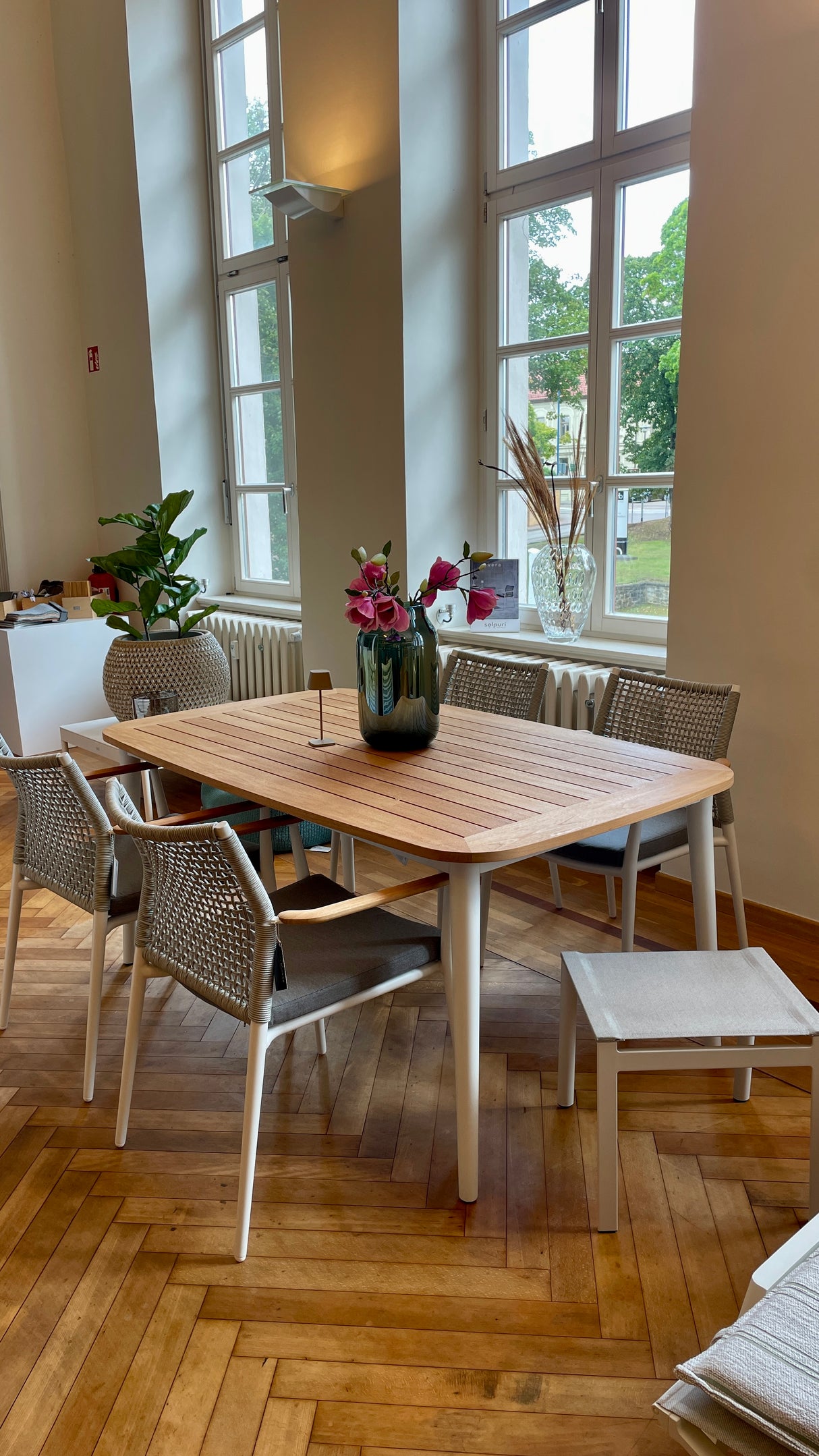 Solpuri Tischgruppe - Charil Dining Tisch mit 4 Vera Stühlen