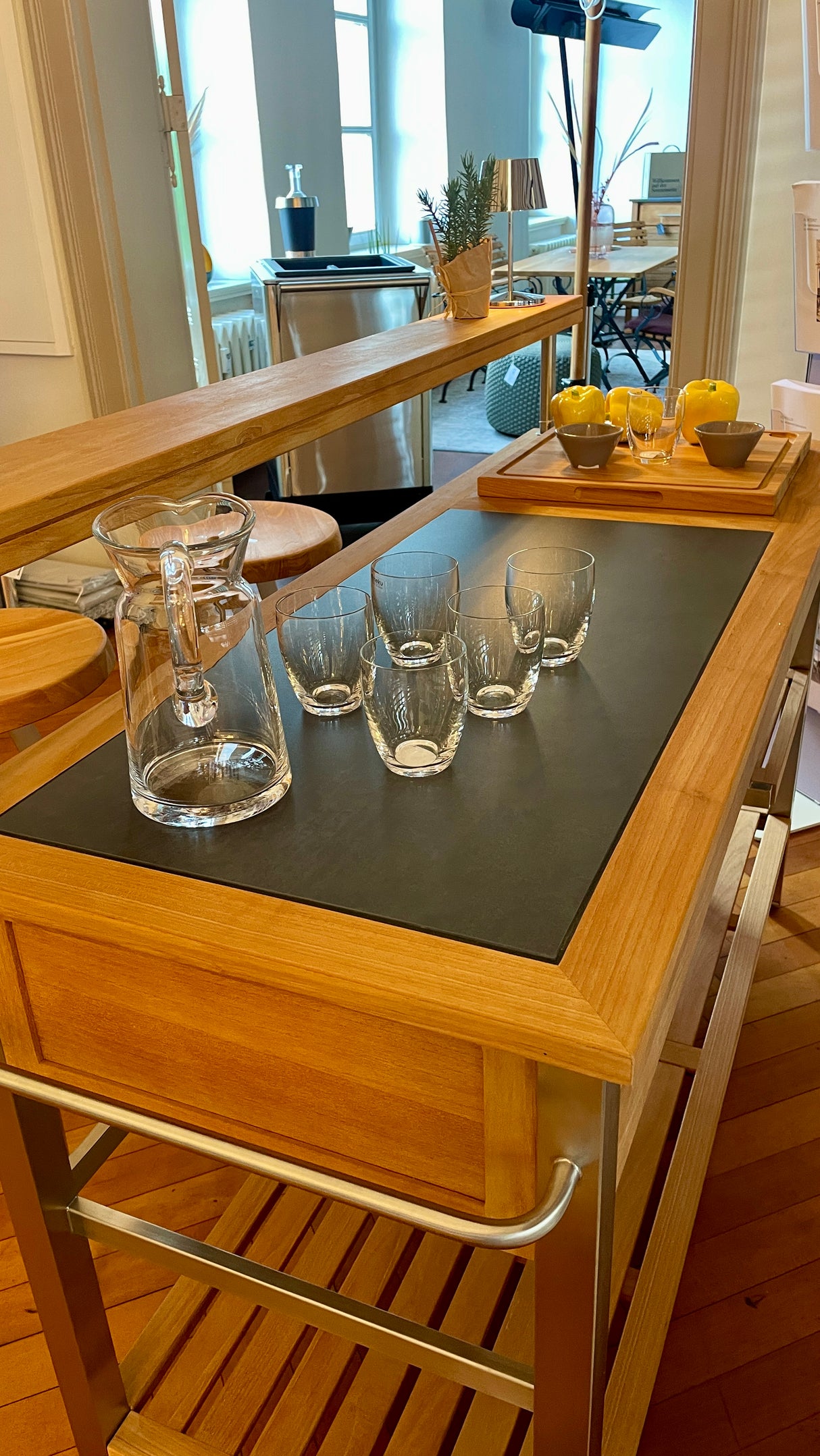 Solpuri Cocktailküche - Butler mit 2 Yix Barhockern