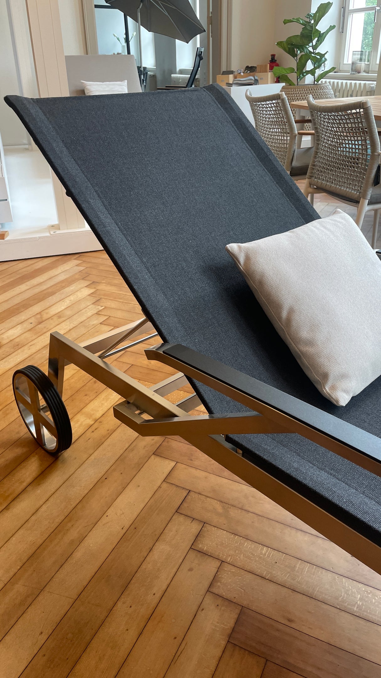 Solpuri Sonnenliege - Studio mit Armlehne
