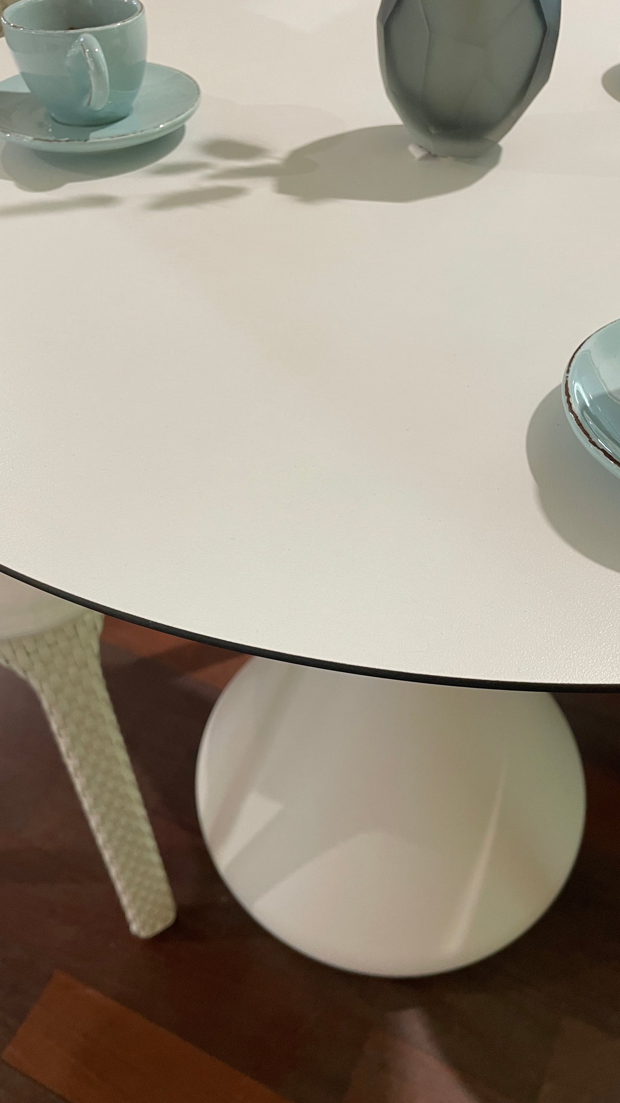 DEDON Tischgruppe - SATELLITE Tisch mit 3 Seashell Stühlen