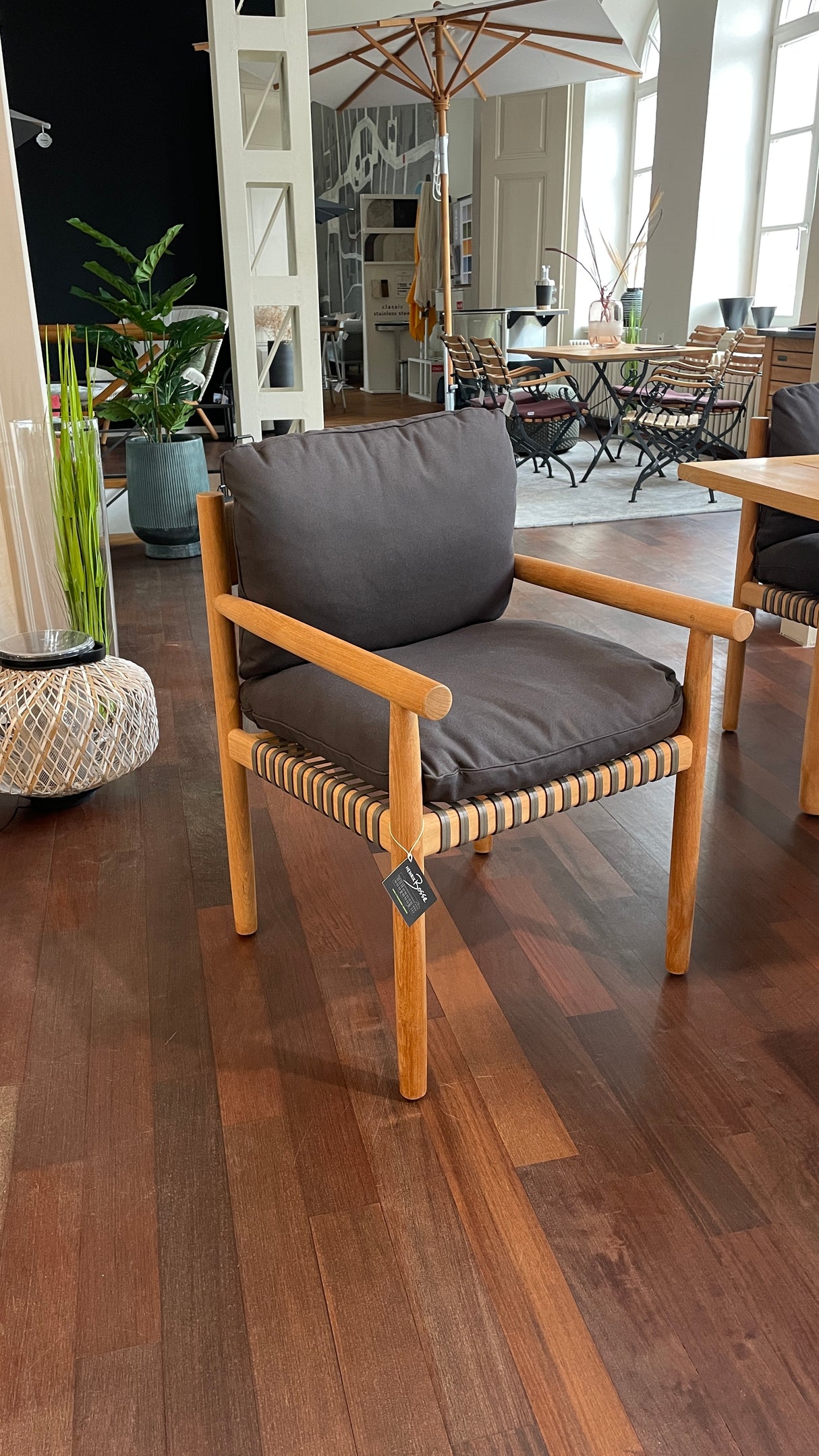 DEDON TIBBO Tischgruppe - TIBBO Tisch mit passenden TIBBO Armlehnenstühlen und Sitzbank