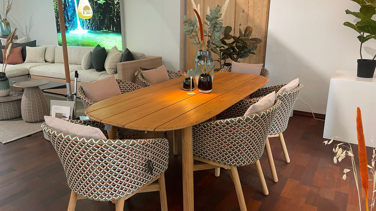 DEDON MBRACE Tischgruppe - MBRACE Tisch mit passenden MBRACE Armlehnenstühlen