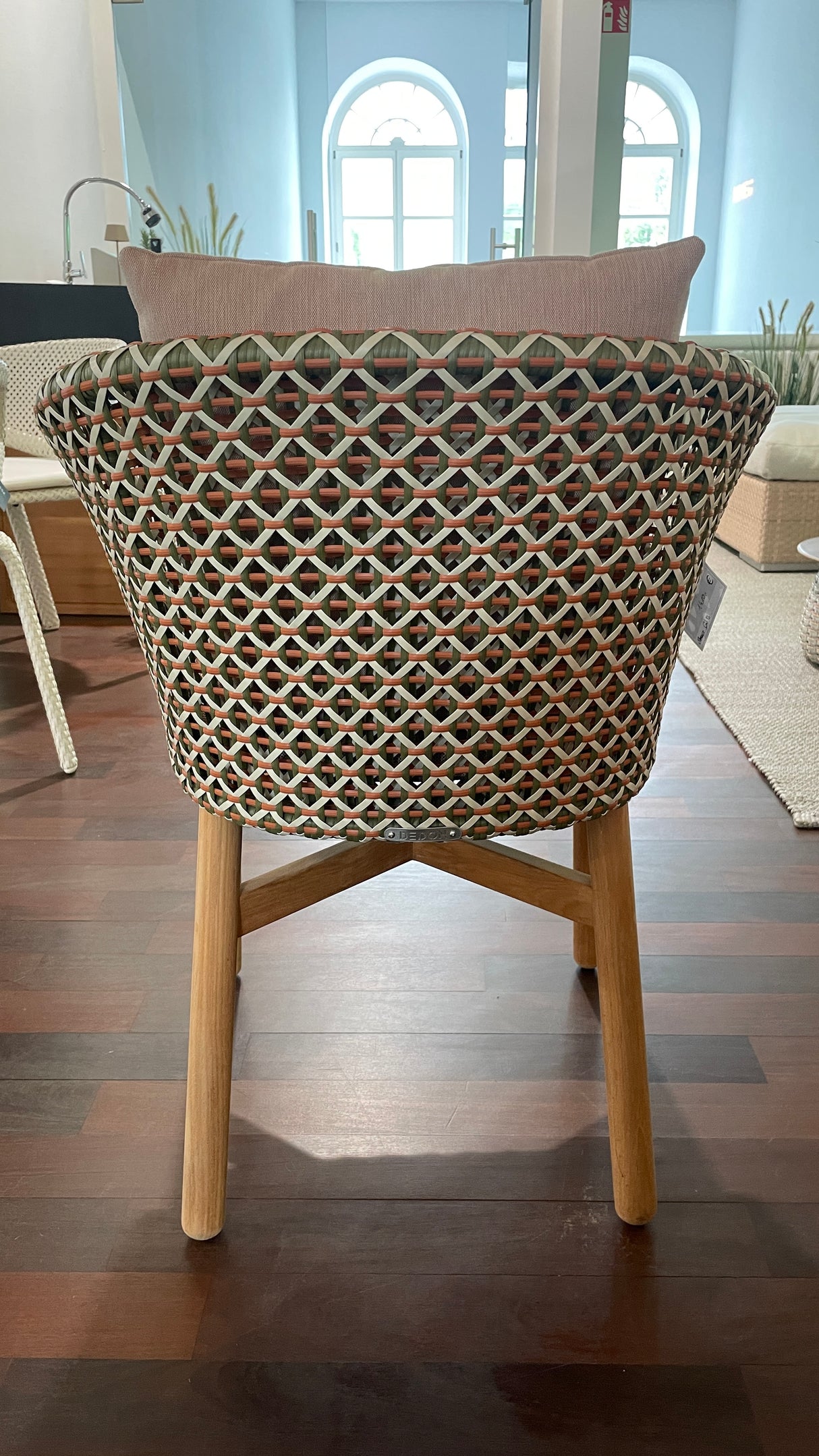 DEDON MBRACE Tischgruppe - MBRACE Tisch mit passenden MBRACE Armlehnenstühlen