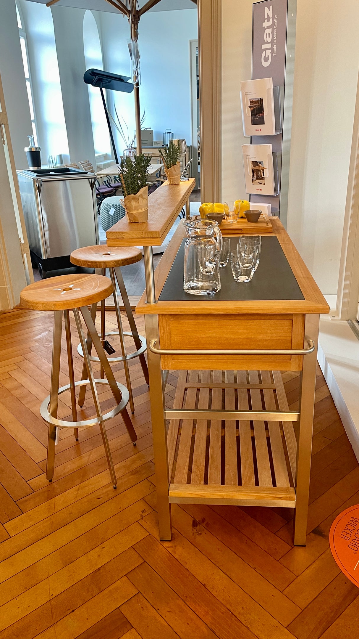 Solpuri Cocktailküche - Butler mit 2 Yix Barhockern