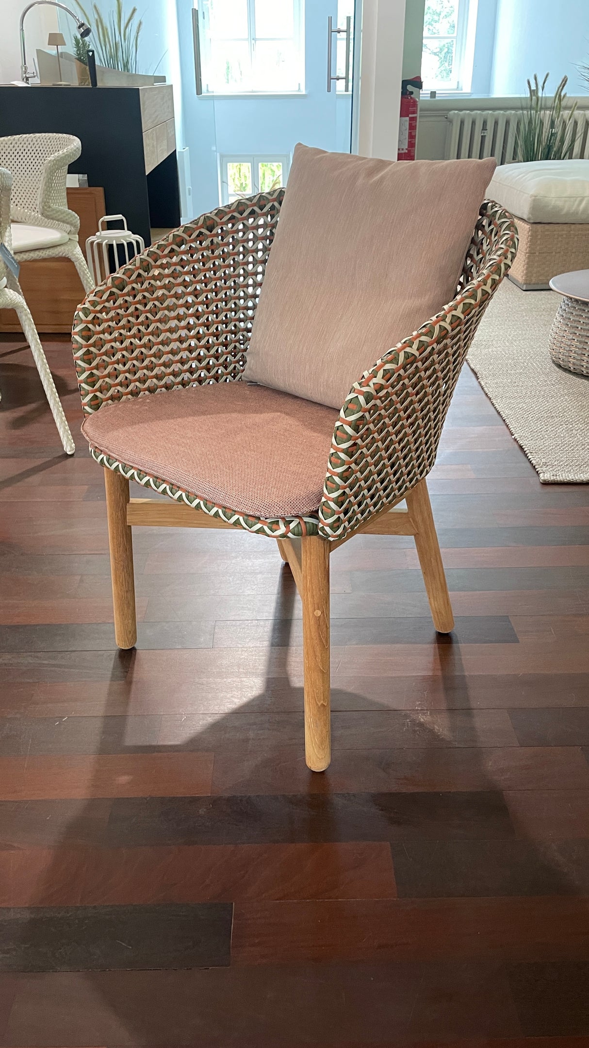 DEDON MBRACE Tischgruppe - MBRACE Tisch mit passenden MBRACE Armlehnenstühlen