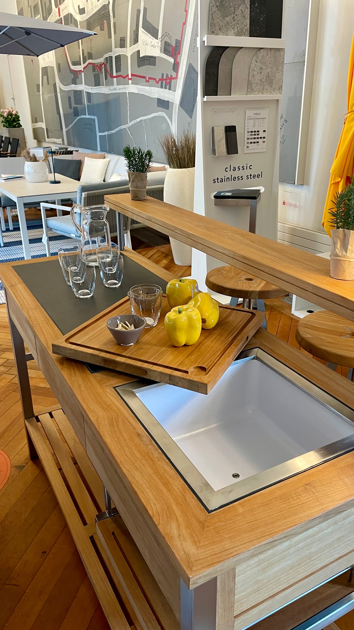 Solpuri Cocktailküche - Butler mit 2 Yix Barhockern