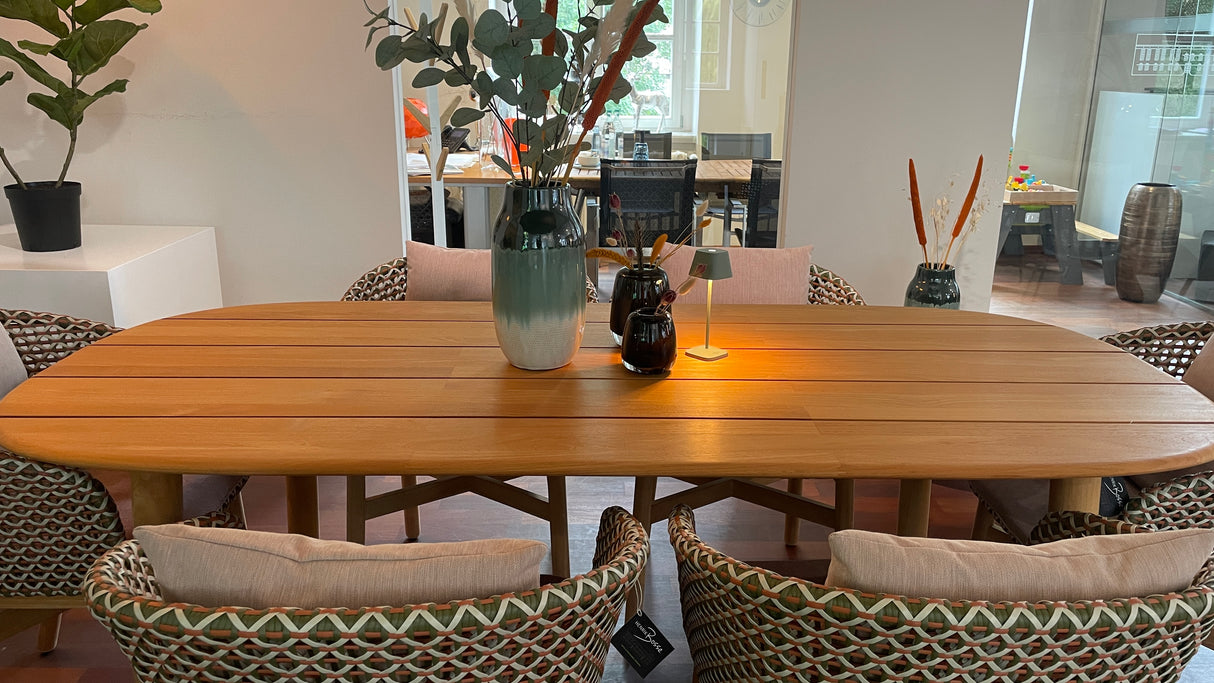 DEDON MBRACE Tischgruppe - MBRACE Tisch mit passenden MBRACE Armlehnenstühlen