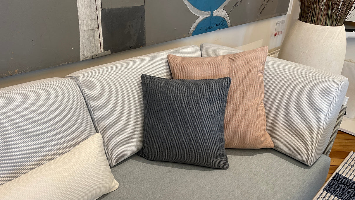 Solpuri Loungeset - Club mit Low - Dining Tisch und zwei Stühlen