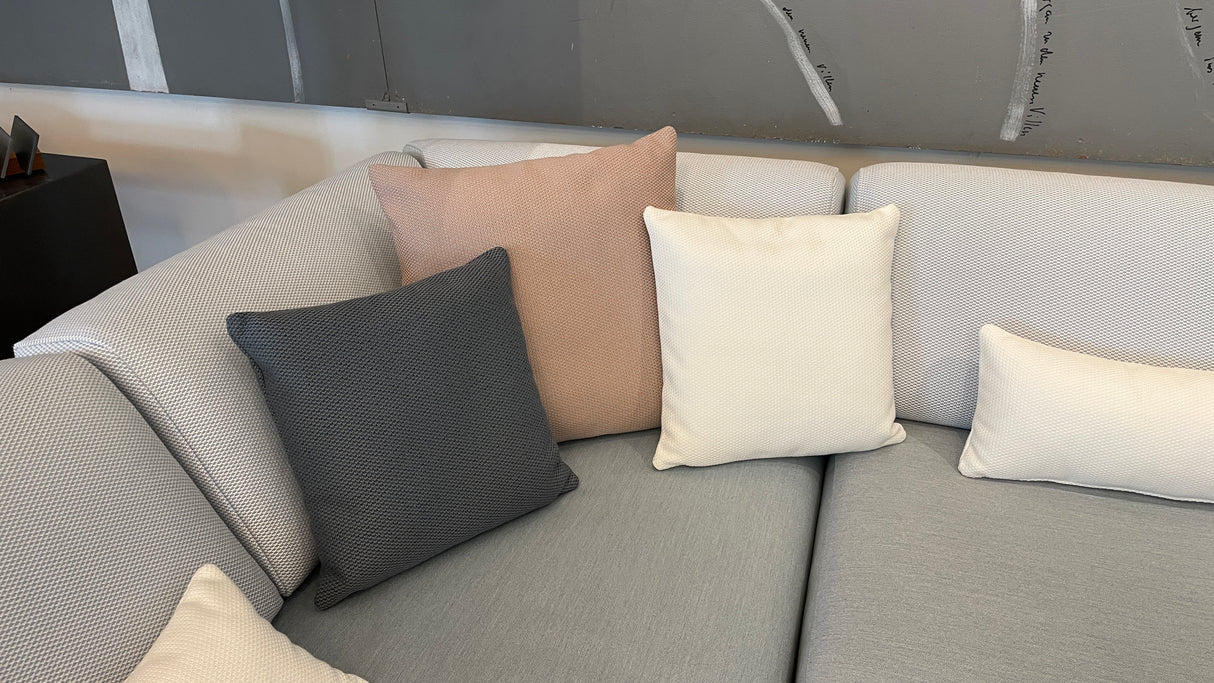 Solpuri Loungeset - Club mit Low - Dining Tisch und zwei Stühlen