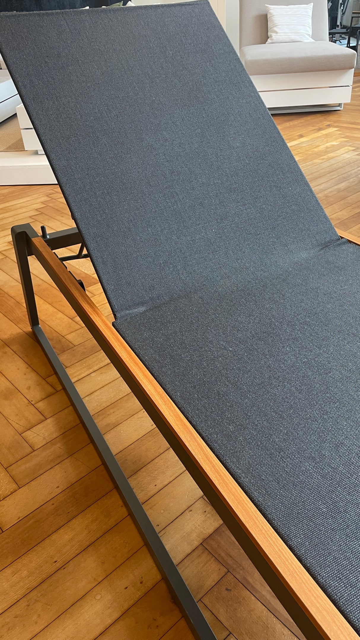 Solpuri Sonnenliege - Foxx mit Teak - Armlehne