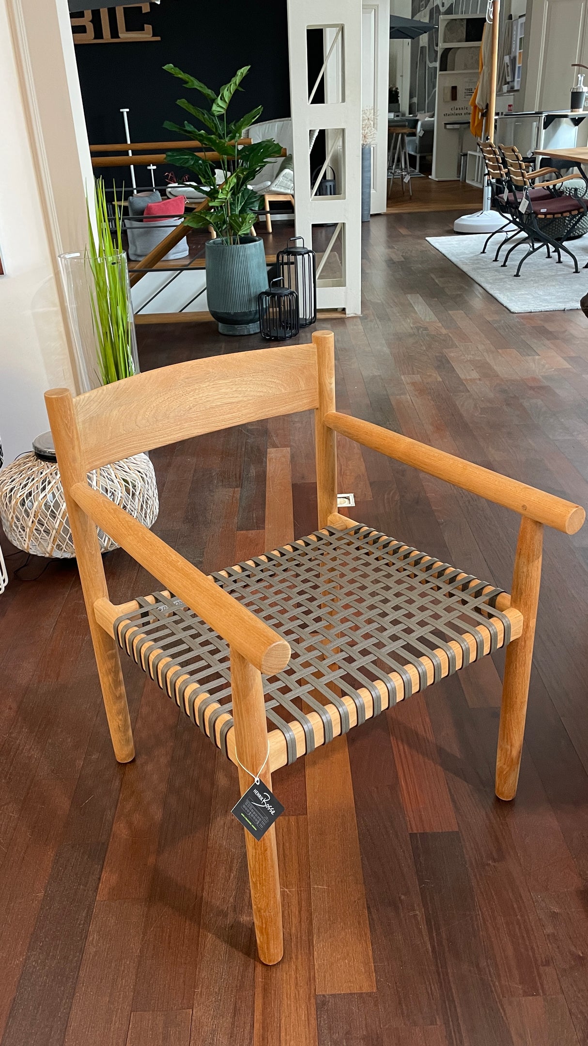 DEDON TIBBO Tischgruppe - TIBBO Tisch mit passenden TIBBO Armlehnenstühlen und Sitzbank