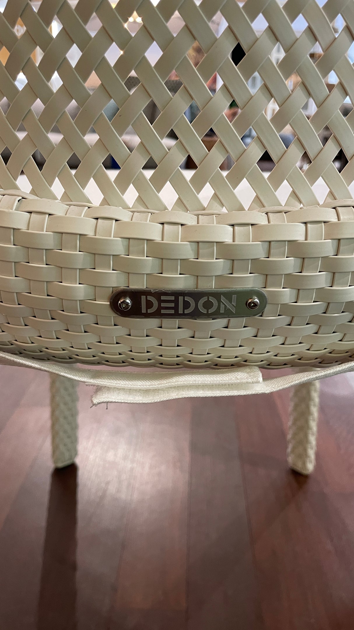 DEDON Tischgruppe - SATELLITE Tisch mit 3 Seashell Stühlen