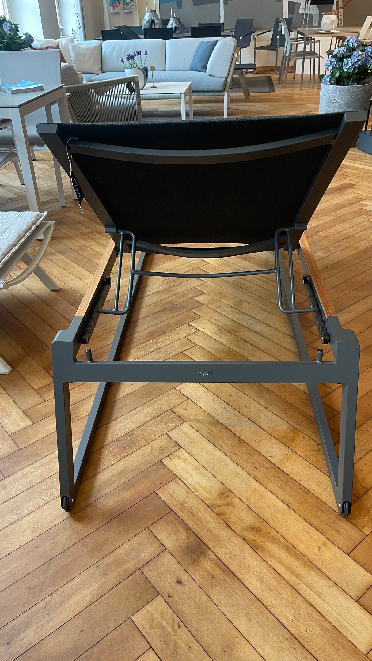 Solpuri Sonnenliege - Foxx mit Teak - Armlehne