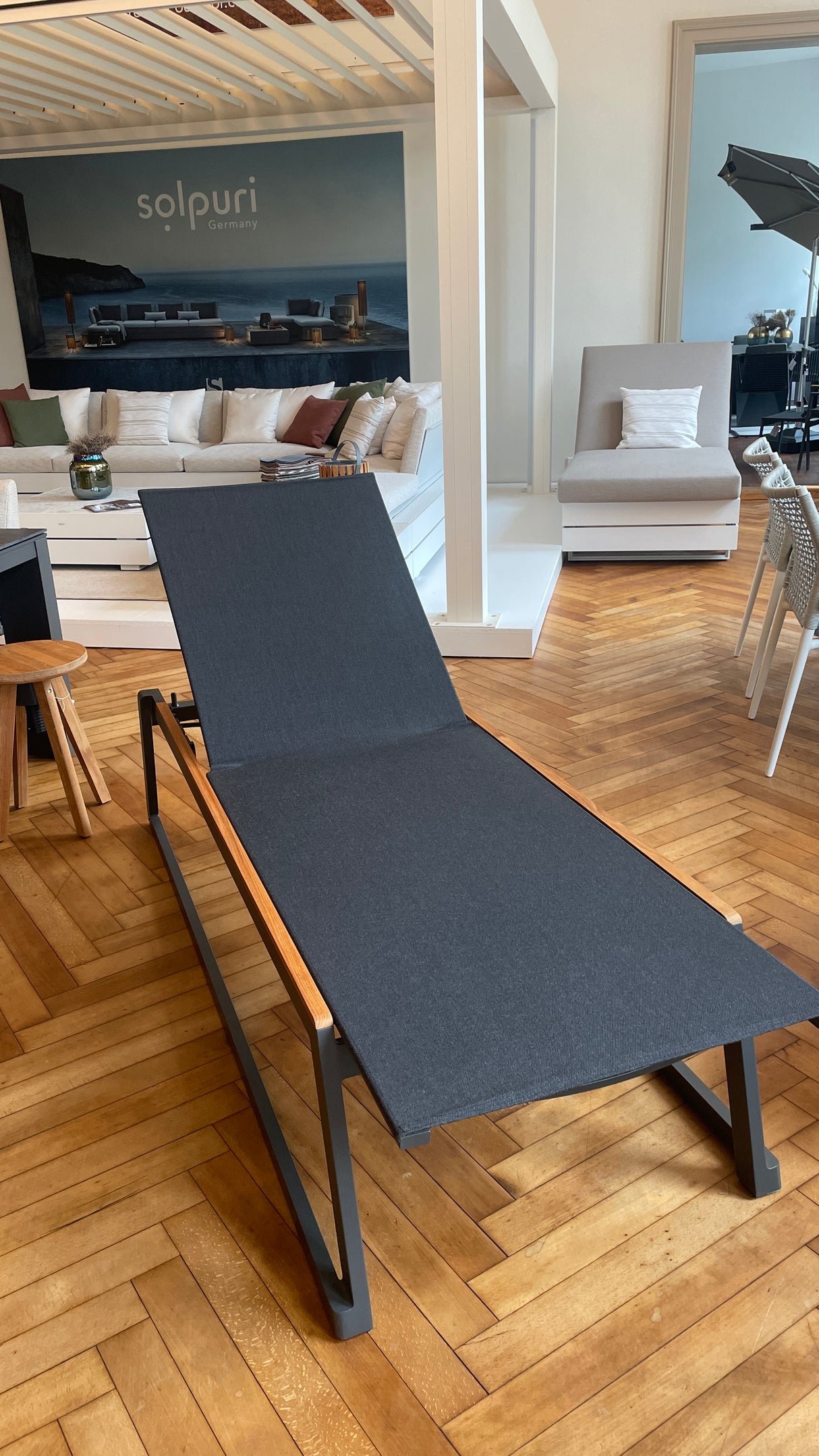 Solpuri Sonnenliege - Foxx mit Teak - Armlehne