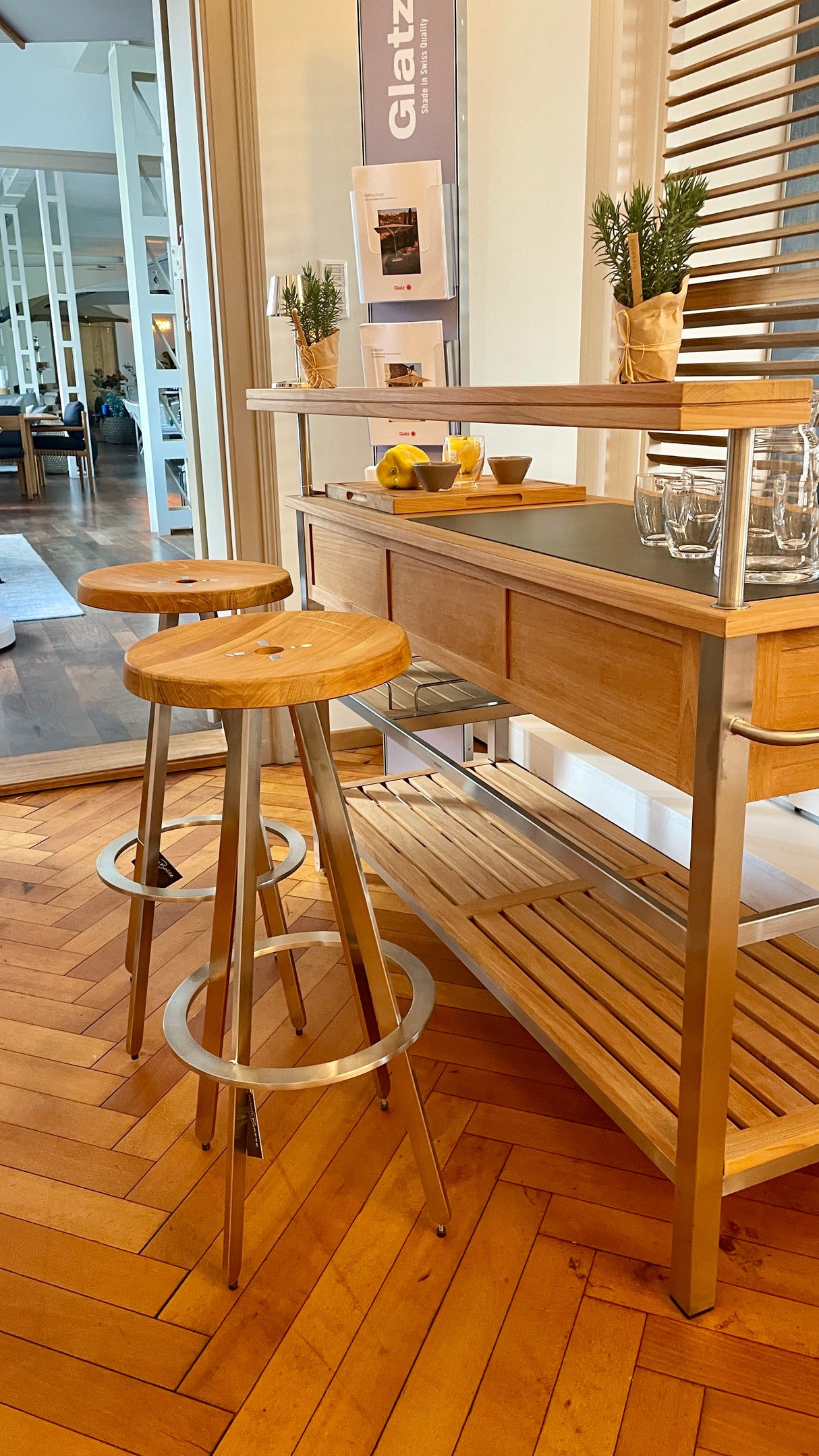 Solpuri Cocktailküche - Butler mit 2 Yix Barhockern