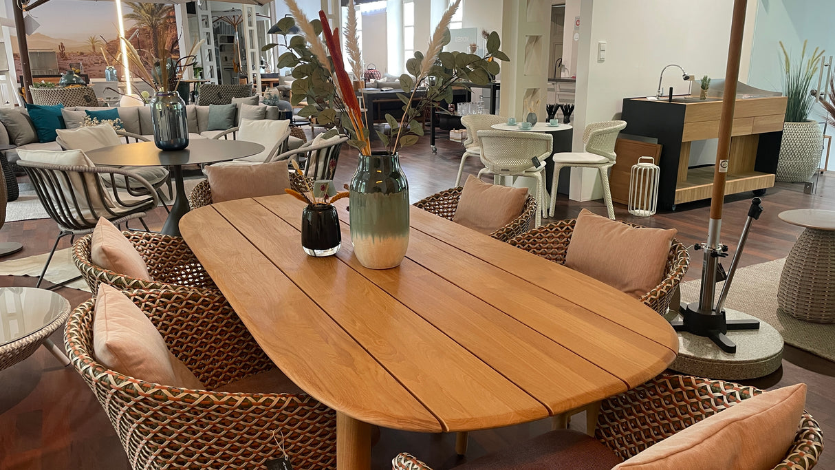 DEDON MBRACE Tischgruppe - MBRACE Tisch mit passenden MBRACE Armlehnenstühlen