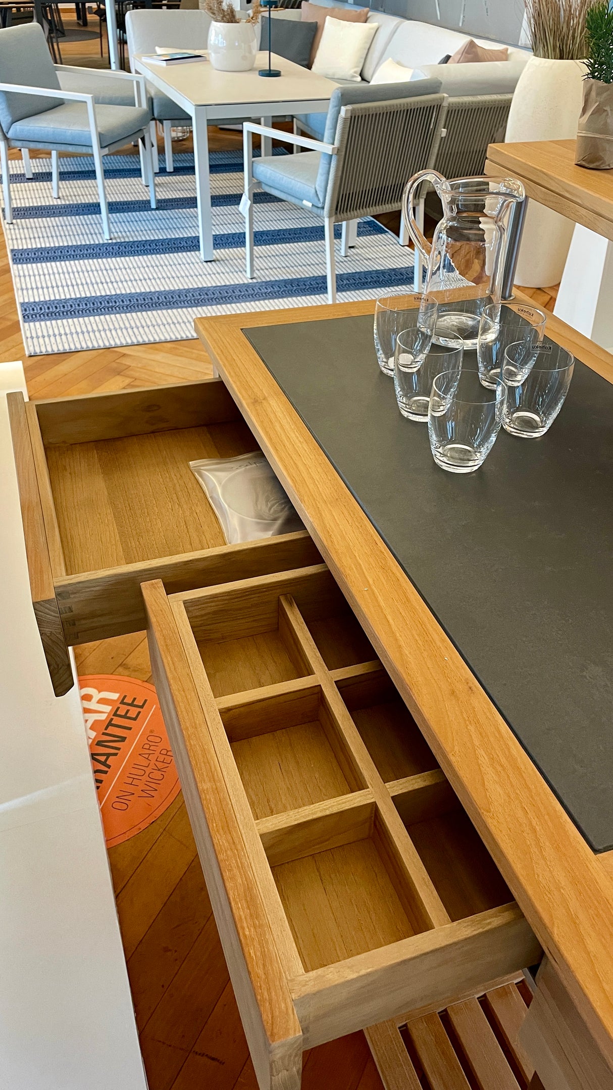 Solpuri Cocktailküche - Butler mit 2 Yix Barhockern