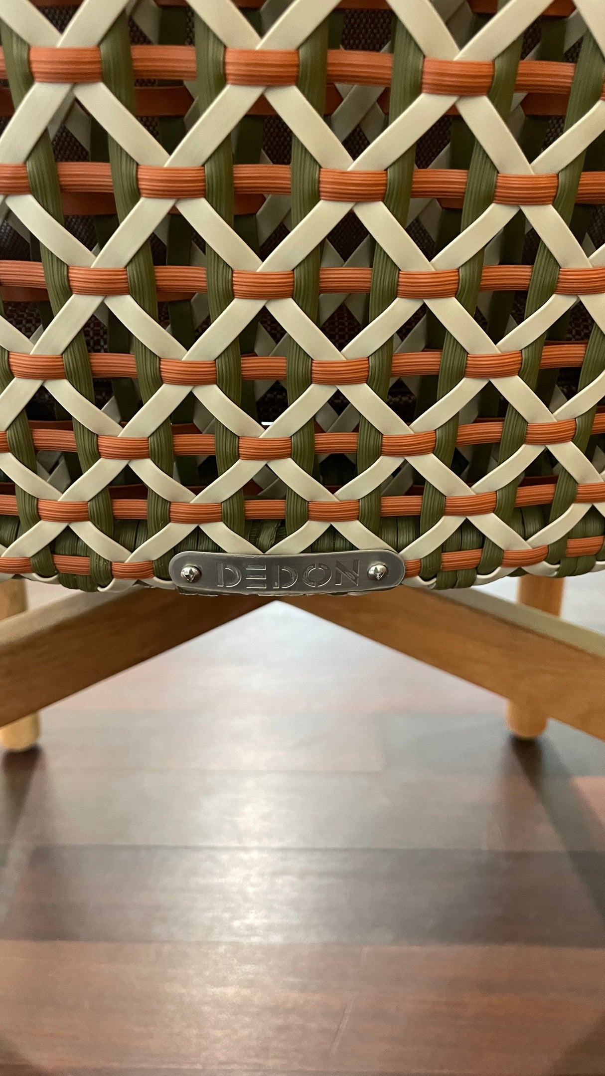 DEDON MBRACE Tischgruppe - MBRACE Tisch mit passenden MBRACE Armlehnenstühlen