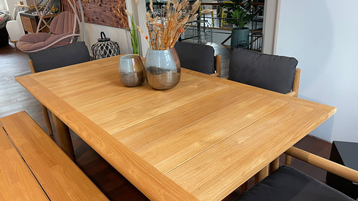 DEDON TIBBO Tischgruppe - TIBBO Tisch mit passenden TIBBO Armlehnenstühlen und Sitzbank