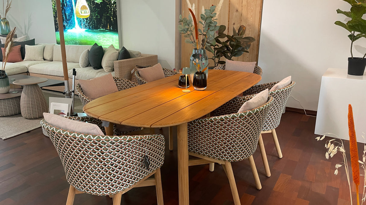 DEDON MBRACE Tischgruppe - MBRACE Tisch mit passenden MBRACE Armlehnenstühlen