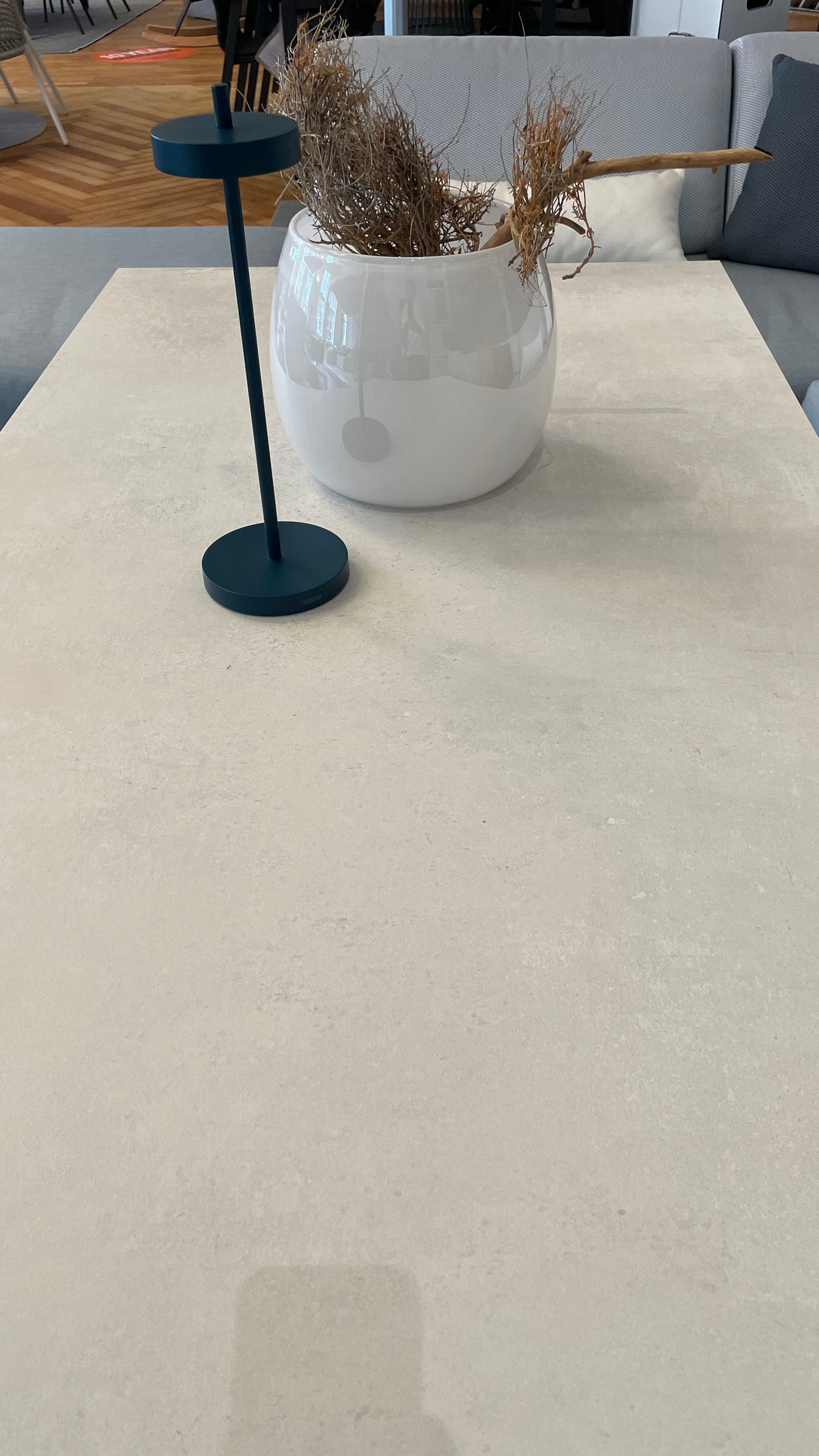 Solpuri Loungeset - Club mit Low - Dining Tisch und zwei Stühlen