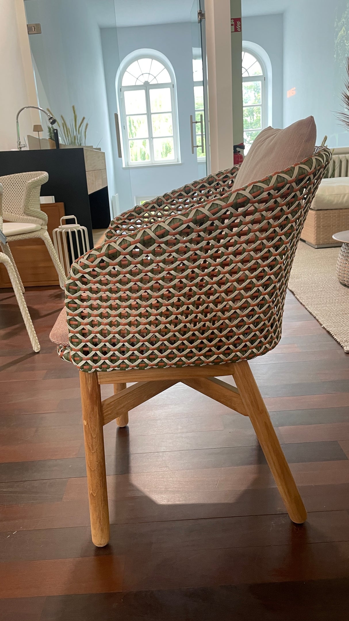 DEDON MBRACE Tischgruppe - MBRACE Tisch mit passenden MBRACE Armlehnenstühlen