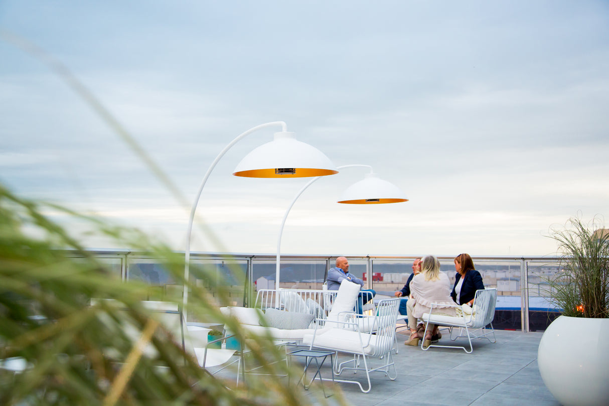 die_heizstrahler_aus_der_heatsail_dome_kollektion_auf_einer_dachterrasse_eines_hotels_oder_restaurants_beheizen_mehrere_sitzbereiche_mit_gaesten_die_heizstrahler_von_heatsail_beliebt_in_der_gastronomie_erhaeltlich_im_henrik-bosse-onlineshop.