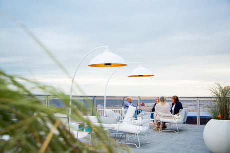 die_heizstrahler_aus_der_heatsail_dome_kollektion_auf_einer_dachterrasse_eines_hotels_oder_restaurants_beheizen_mehrere_sitzbereiche_mit_gaesten_die_heizstrahler_von_heatsail_beliebt_in_der_gastronomie_erhaeltlich_im_henrik-bosse-onlineshop.