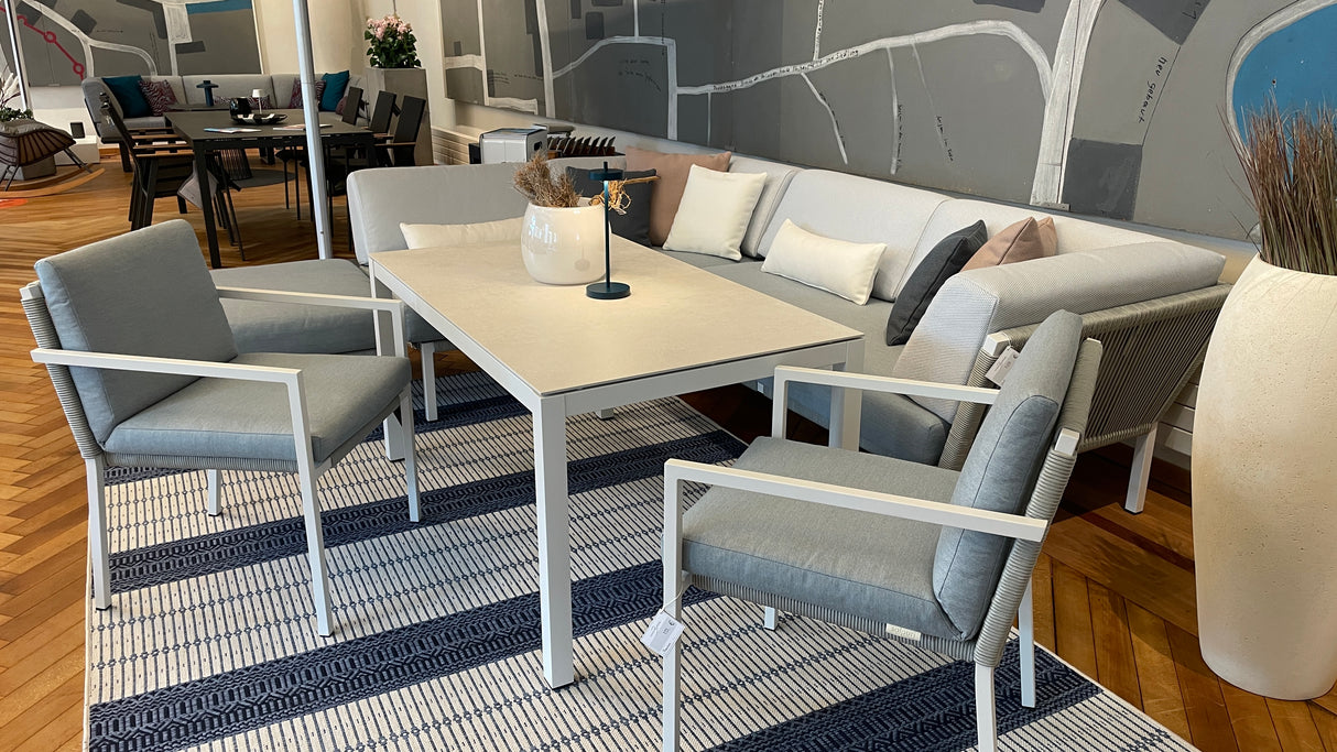 Solpuri Loungeset - Club mit Low - Dining Tisch und zwei Stühlen