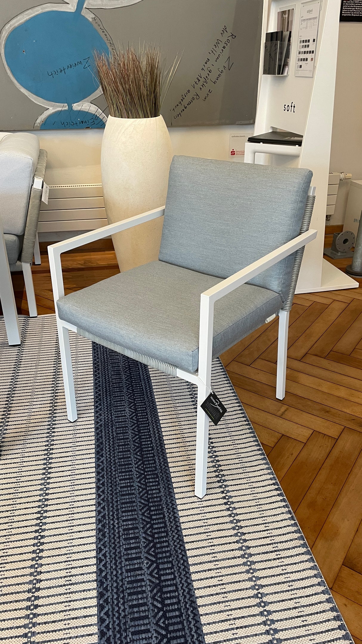 Solpuri Loungeset - Club mit Low - Dining Tisch und zwei Stühlen