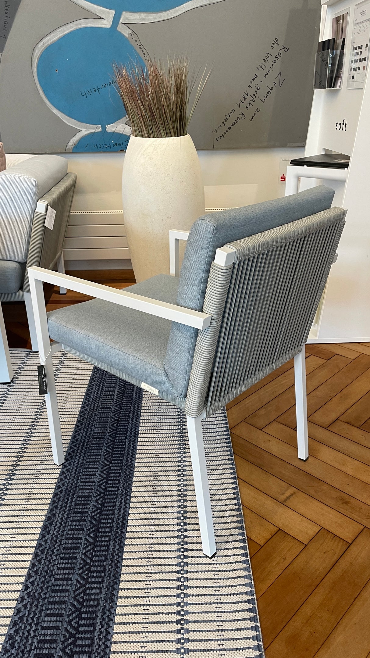 Solpuri Loungeset - Club mit Low - Dining Tisch und zwei Stühlen