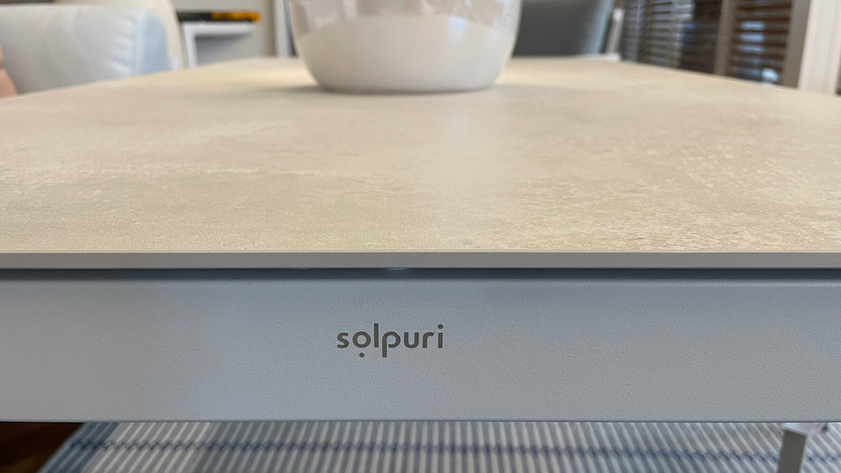Solpuri Loungeset - Club mit Low - Dining Tisch und zwei Stühlen