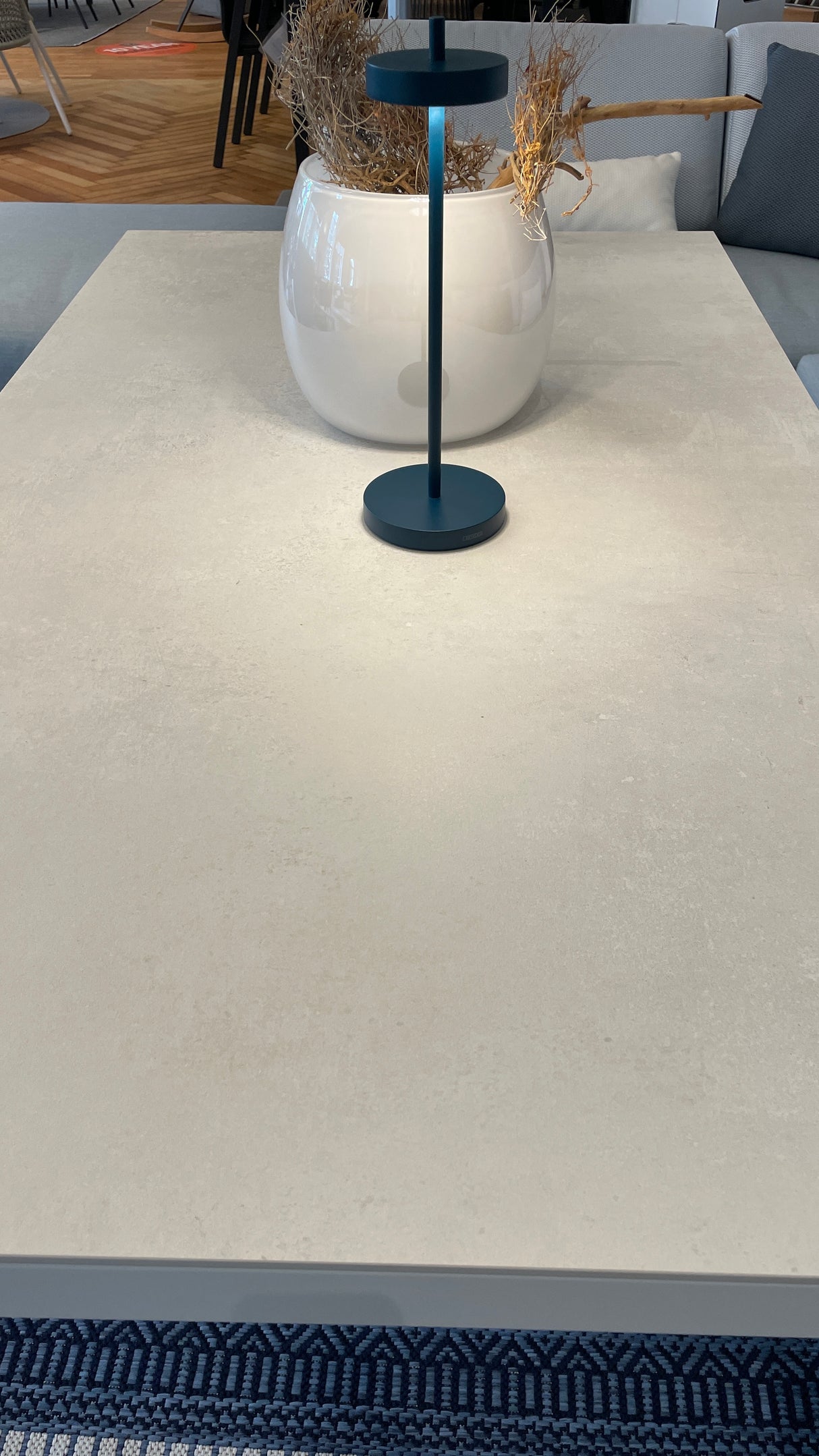 Solpuri Loungeset - Club mit Low - Dining Tisch und zwei Stühlen