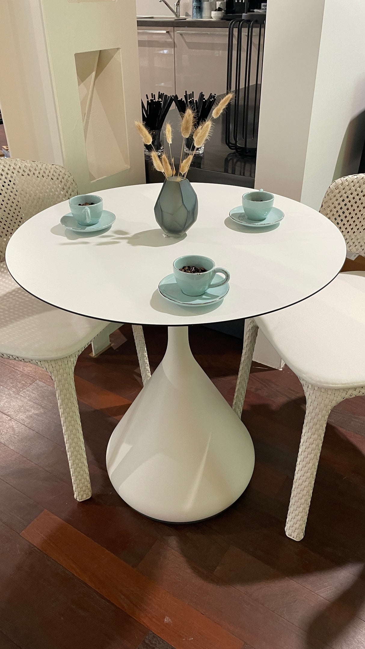 DEDON Tischgruppe - SATELLITE Tisch mit 3 Seashell Stühlen