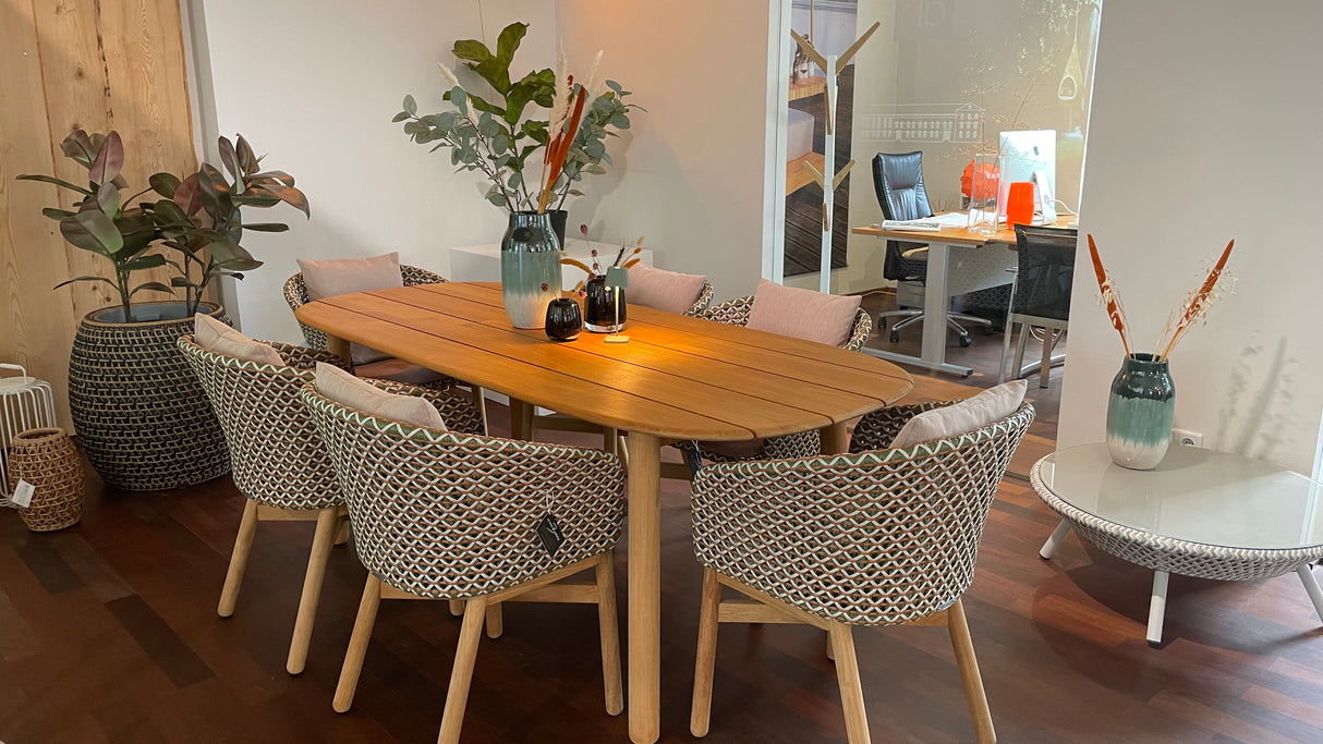 DEDON MBRACE Tischgruppe - MBRACE Tisch mit passenden MBRACE Armlehnenstühlen