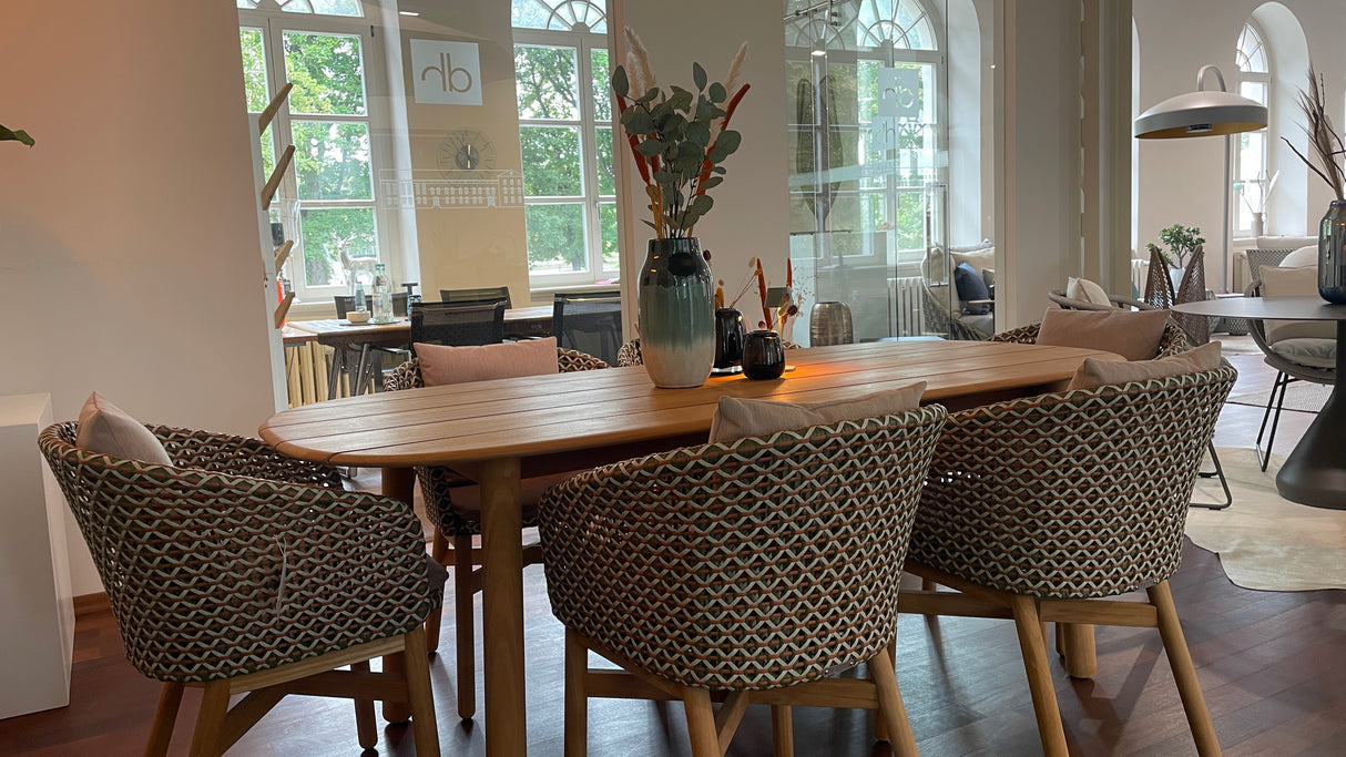DEDON MBRACE Tischgruppe - MBRACE Tisch mit passenden MBRACE Armlehnenstühlen