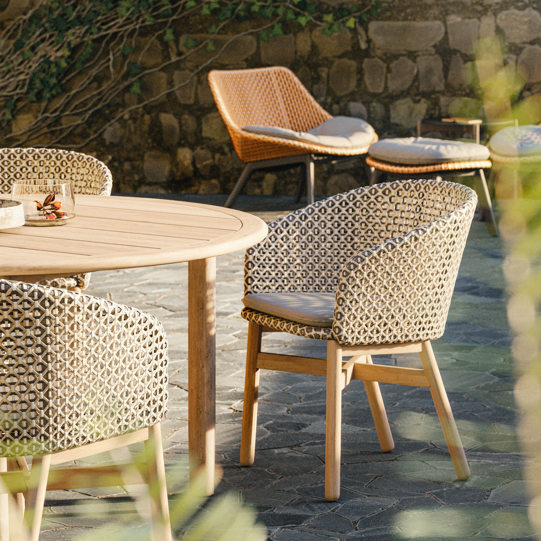 mediterrane_terrasse_mit_stuehlen_und_tischen_von_dedon_tibbo_und_mbrace-alu_die_sie_im_onlineshop_henrik-bosse.de_bestellen_koennen