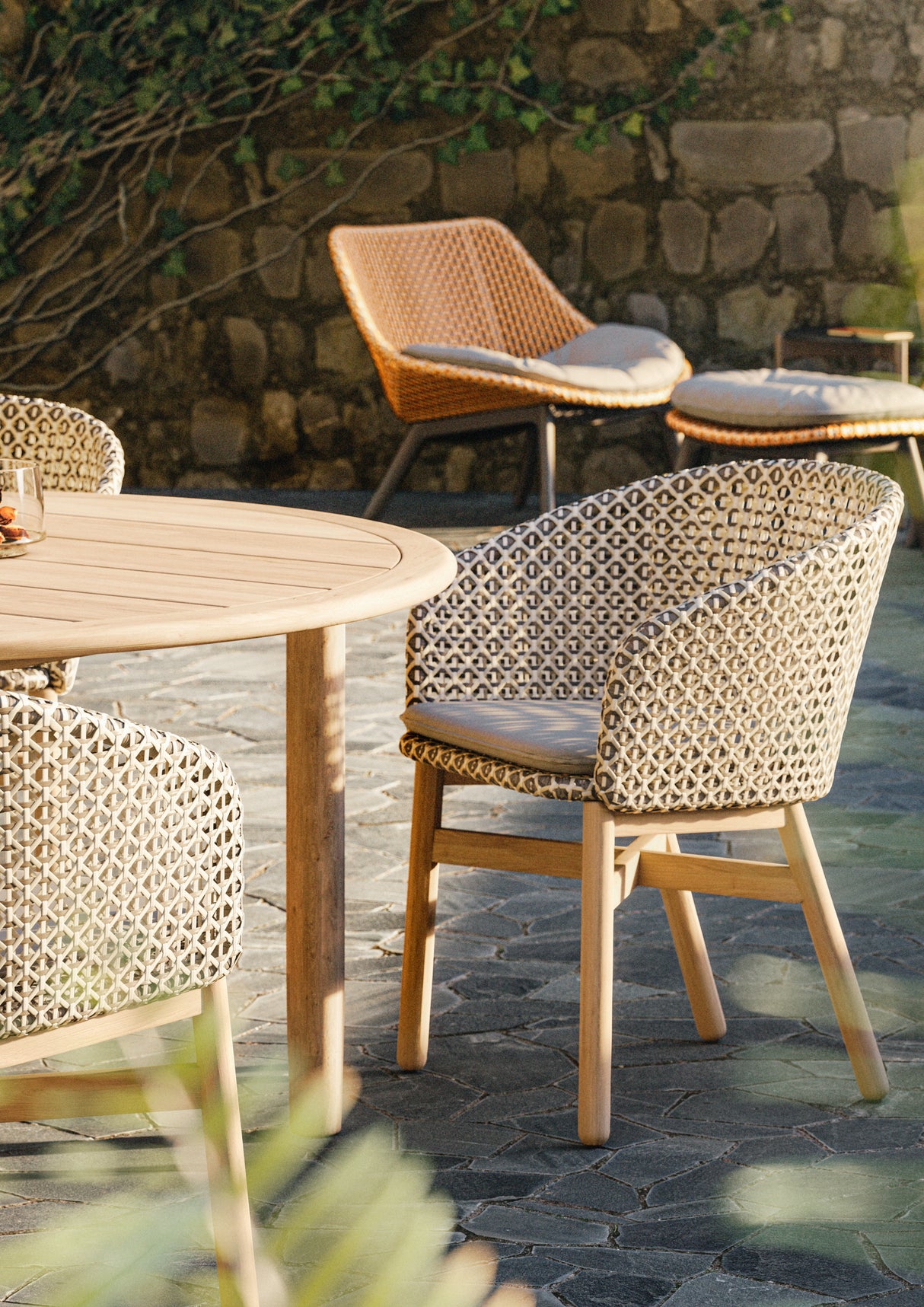 DEDON TIBBO Esstisch mit Schirmloch, Ø 150 cm