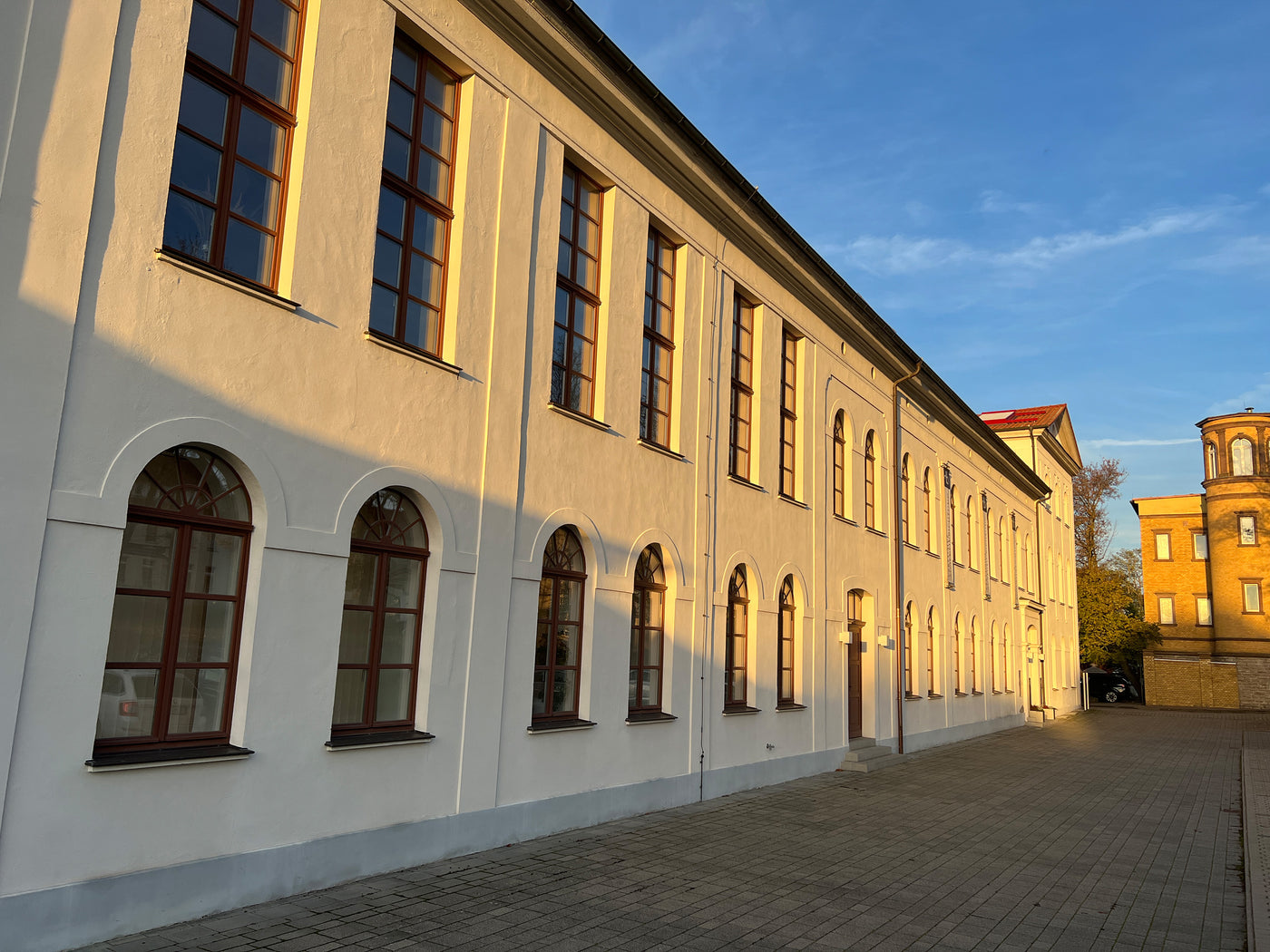 langgestrecktes_helles_gebaude_im_abendlich_in_dem_sich_der_showroom_des_dedon_premiumpartners_henrik-bosse_in_sangerhausen_befindet