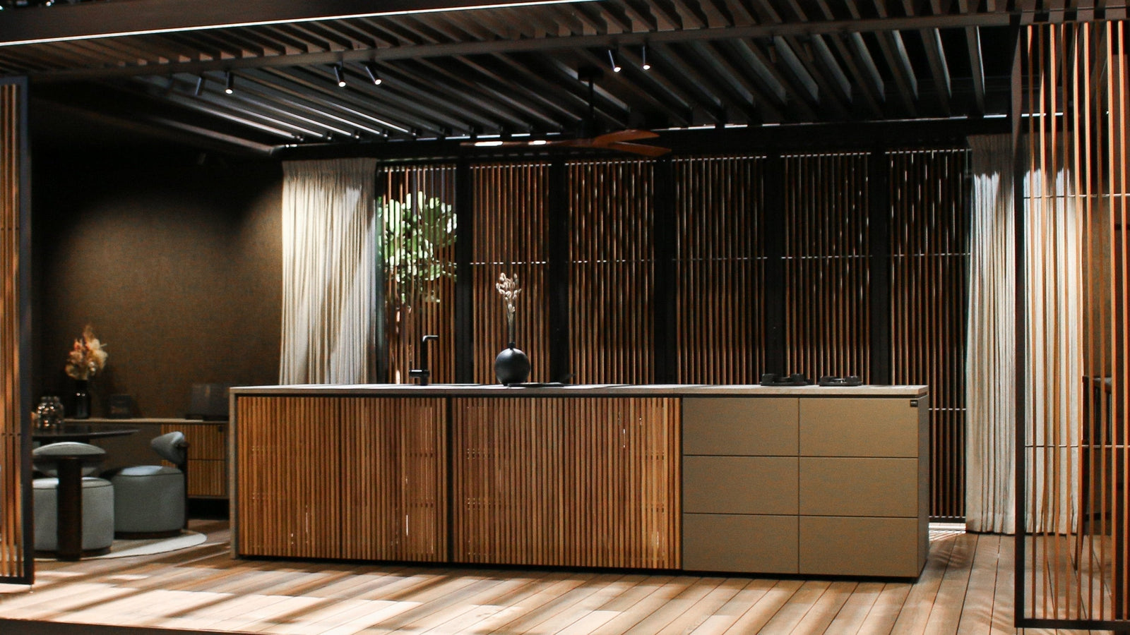 CUBIC Outdoor Küche mit Holzlamellenfront unter moderner Pergola – Manufakturdesign der CUBIC Outdoor Living GmbH aus Bayern