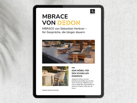 Titelbild für den Blog von henrik bosse. Zu sehen ist ein Tablet-Mockup mit einem Titelbild vor dem hellgrauen Hintergrund mit dem Schatten eines Palmenblatts. Auf dem Mockup sind Bilder von exklusiven Außenmöbeln der Marke DEDON aus der Kollektion MBRACE