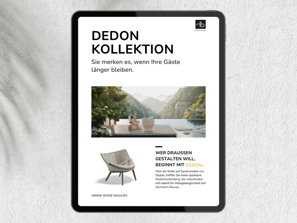 Titelbild für den Blog von henrik bosse. Zu sehen ist ein Tablet-Mockup mit einem Titelbild vor dem hellgrauen Hintergrund mit dem Schatten eines Palmenblatts. Auf dem Mockup sind Bilder von exklusiven Außenmöbeln der Marke DEDON