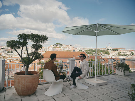 der-glatz-twist-sonnenschirm_auf_einer_dachterrasse_zum_beispiel_eines_hotels_geschafttet_zwei_maenner_die_sich_gerade_unterhalten