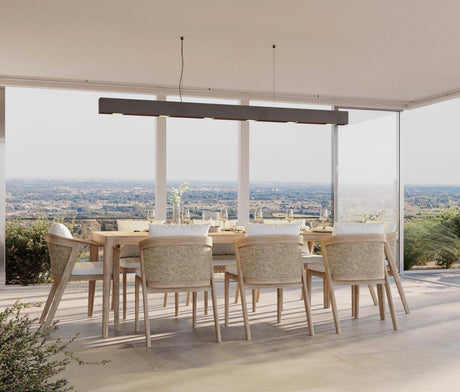 heizstrahler_von_heatsail_modell_beem_an_der_decke_befestigt_ueber_einem_grossen_esstisch_auf_einer_halboffenen_und_halb_geschlossenen_dachterrasse_mit_blick_auf_eine_weite_landschaft_jetzt_im_onlineshop_henrik-bosse.de_bestellen