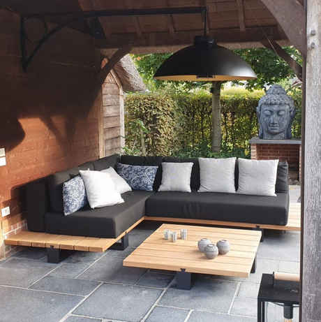 heizstrahler_von_heatsail_modell_dome_an_der_wand_befestigt_ueber_einer_gemuetlichen_sitz_ecke_auf_einer_terrasse_erhaeltlich_im_onlineshop_henrik-bosse.de