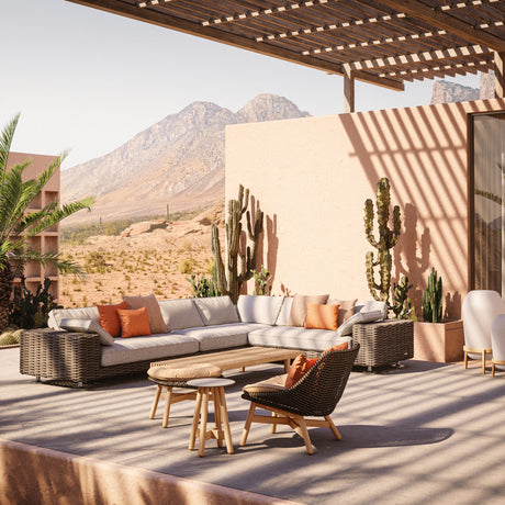 grosszuegige_ueberdachte_terrasse_mit_grosser_outdoor_couch_von_dedon_einem_passenden_tisch_und_weiteren_sitzgelegenheiten_von_dedon_embrace_loon_sealine_die_sie_im_onlineshop_henrik-bosse.de_bestellen_koennen